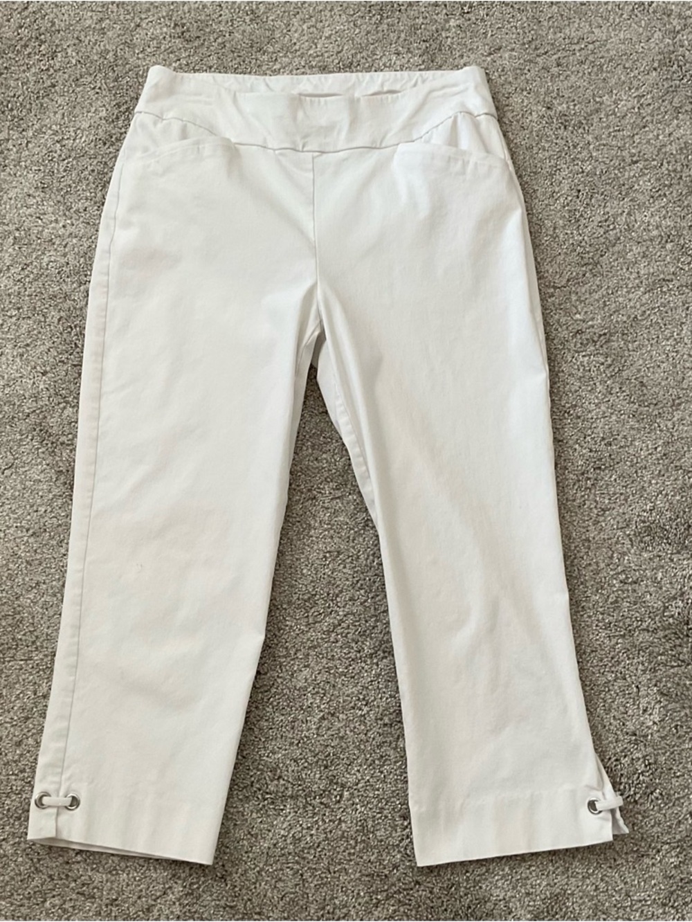 Chico’s Perfect Stretch Pull On Crop Pants/Capri with Grommet Accent 0.5 (6)